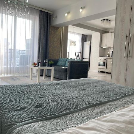 Apartment In The Heart Of The City Almaty Exterior foto