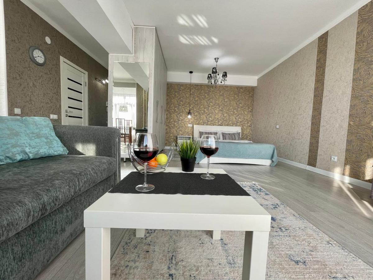 Apartment In The Heart Of The City Almaty Exterior foto