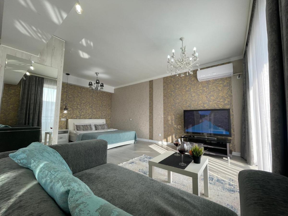 Apartment In The Heart Of The City Almaty Exterior foto